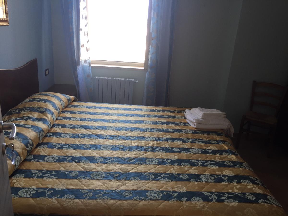 Hotel Il Castello Paola Bagian luar foto