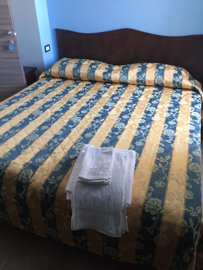 Hotel Il Castello Paola Bagian luar foto