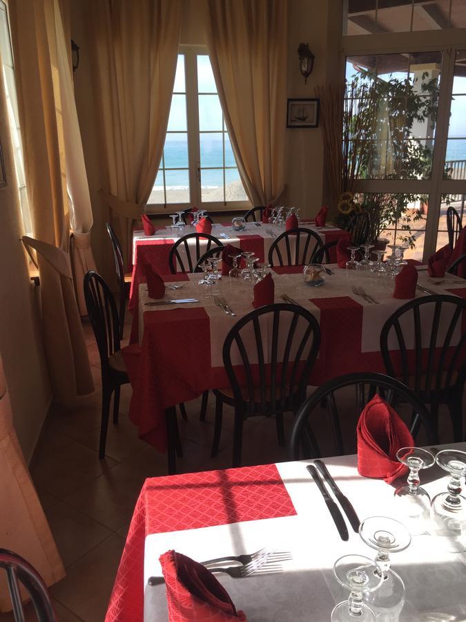 Hotel Il Castello Paola Bagian luar foto