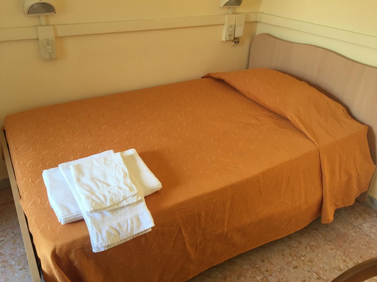 Hotel Il Castello Paola Bagian luar foto